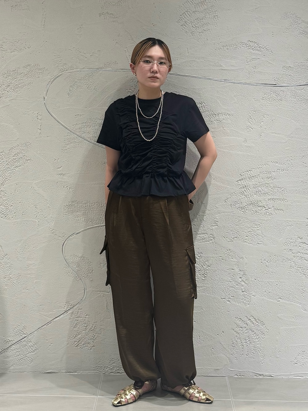 「KBF、kbf_ootd、Tシャツ、シャーリング、カーゴパンツ、サテンパンツ、サテン、グルカサンダル、リムレスメガネ、サングラス、夏コーデ、きれいめカジュアル、ダークトーンコーデ、kbfで選ぶ夏」｜「KBFのフラットグルカサンダル（サンダル、ゴールド系）」を使った、のぶさん（骨格ウェーブ・レディース・163cm）の夏コーディネートの1枚目の写真