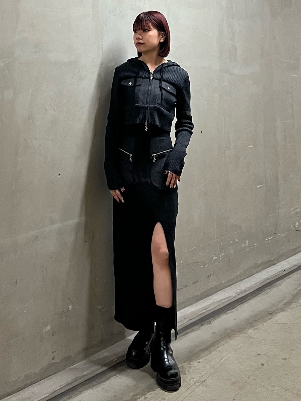 ブラック系のニット/セーター、ブラック系のワンピースを着用したレディースの春コーディネートの1枚目の写真