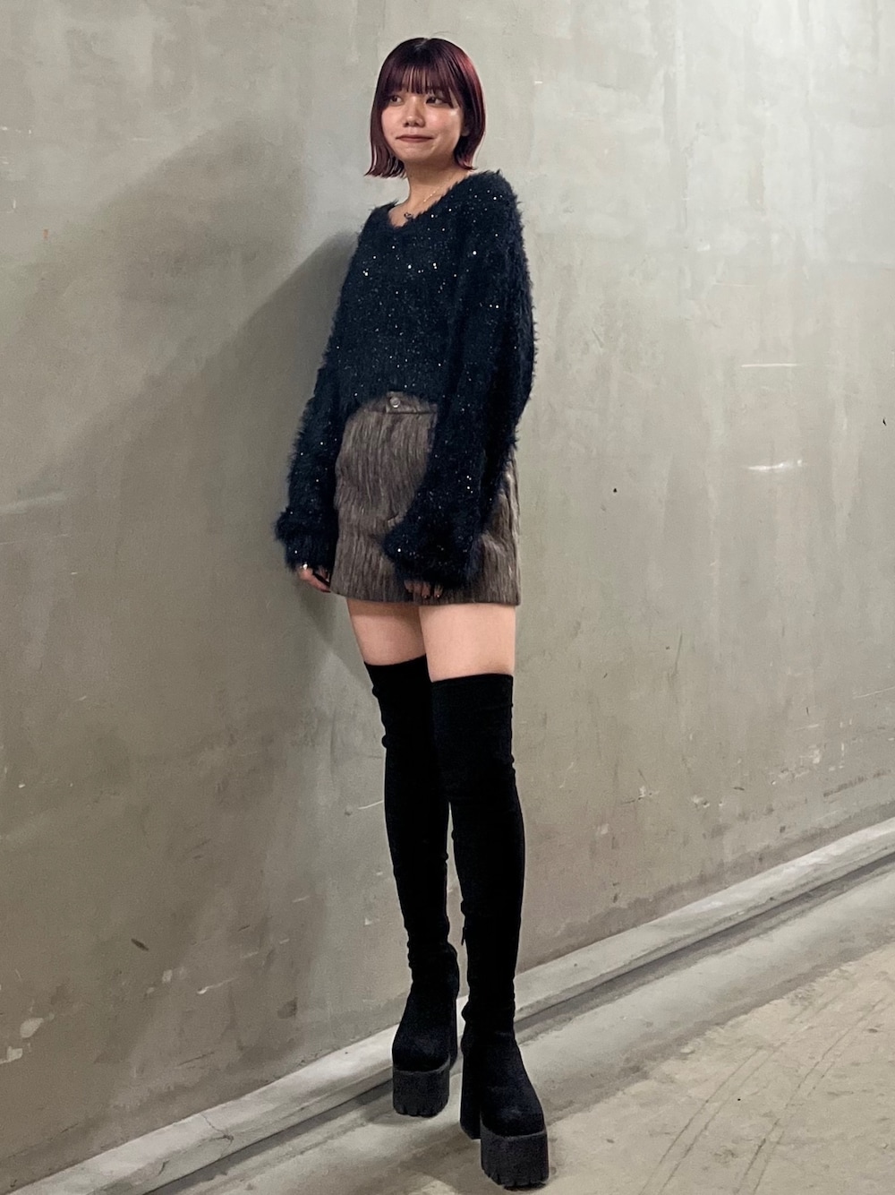 ブラック系のニット/セーター、ブラウン系のその他パンツ、ブラック系のブーツを着用したレディースの冬コーディネートの1枚目の写真