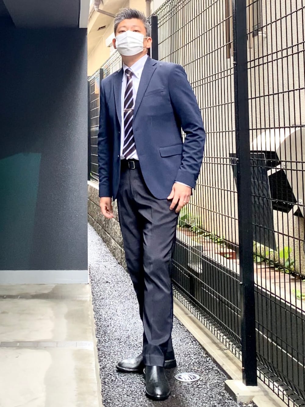 ブラック系のドレスシューズ、ブルー系のスラックス、ブルー系のテーラードジャケットを着用したメンズの春コーディネートの1枚目の写真