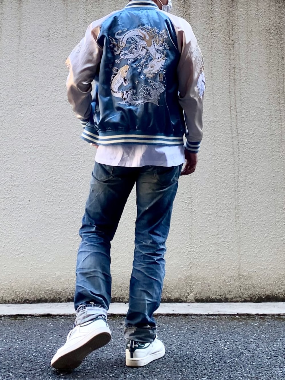 グリーン系のスニーカー、ブルー系のデニムパンツ、ホワイト系のTシャツ/カットソーを着用したメンズの春コーディネートの1枚目の写真