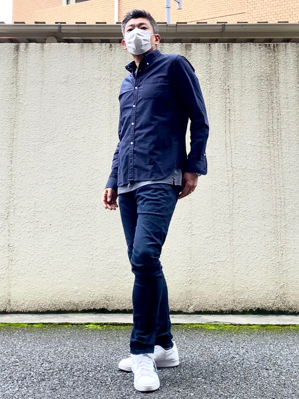 ブルー系のシャツ/ブラウス、ブルー系のチノパンツ、グレー系のTシャツ/カットソーを着用したメンズの夏コーディネートの1枚目の写真