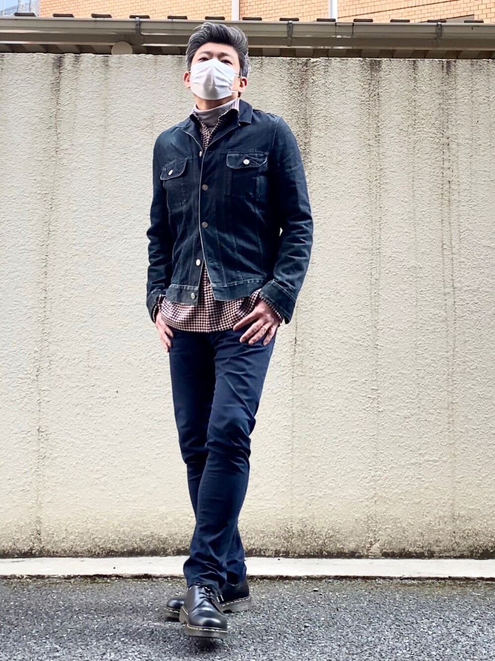 ブラック系のドレスシューズ、ブルー系のチノパンツ、その他のシャツ/ブラウスを着用したメンズの春コーディネートの1枚目の写真