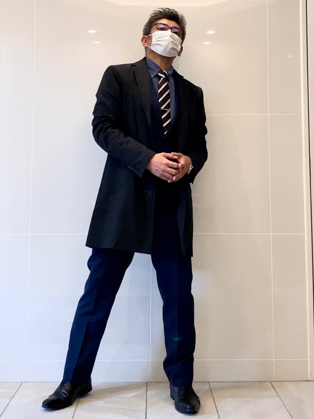 「今日のコーデ、通勤コーデ、スーツスタイル、チェスターコート、ブルー×ブラック、着回しコーデ、秋コーデ、セットアップ、nano・universe、ナノユニバース、TAKA-Q、シンプル、シンプルコーデ、おしゃれさんと繋がりたい、いいね、save、フォローお願いします🤑」｜「TAKA-Qのタカキュー] ビジネス スーツ 2ボタン レールストライプ ネイビー 2ピース AB体 レギュラーフィット セッアップスーツ メンズ（スーツセット、ブルー系）」を使った、こすちんさん（メンズ・178cm）の秋コーディネートの1枚目の写真