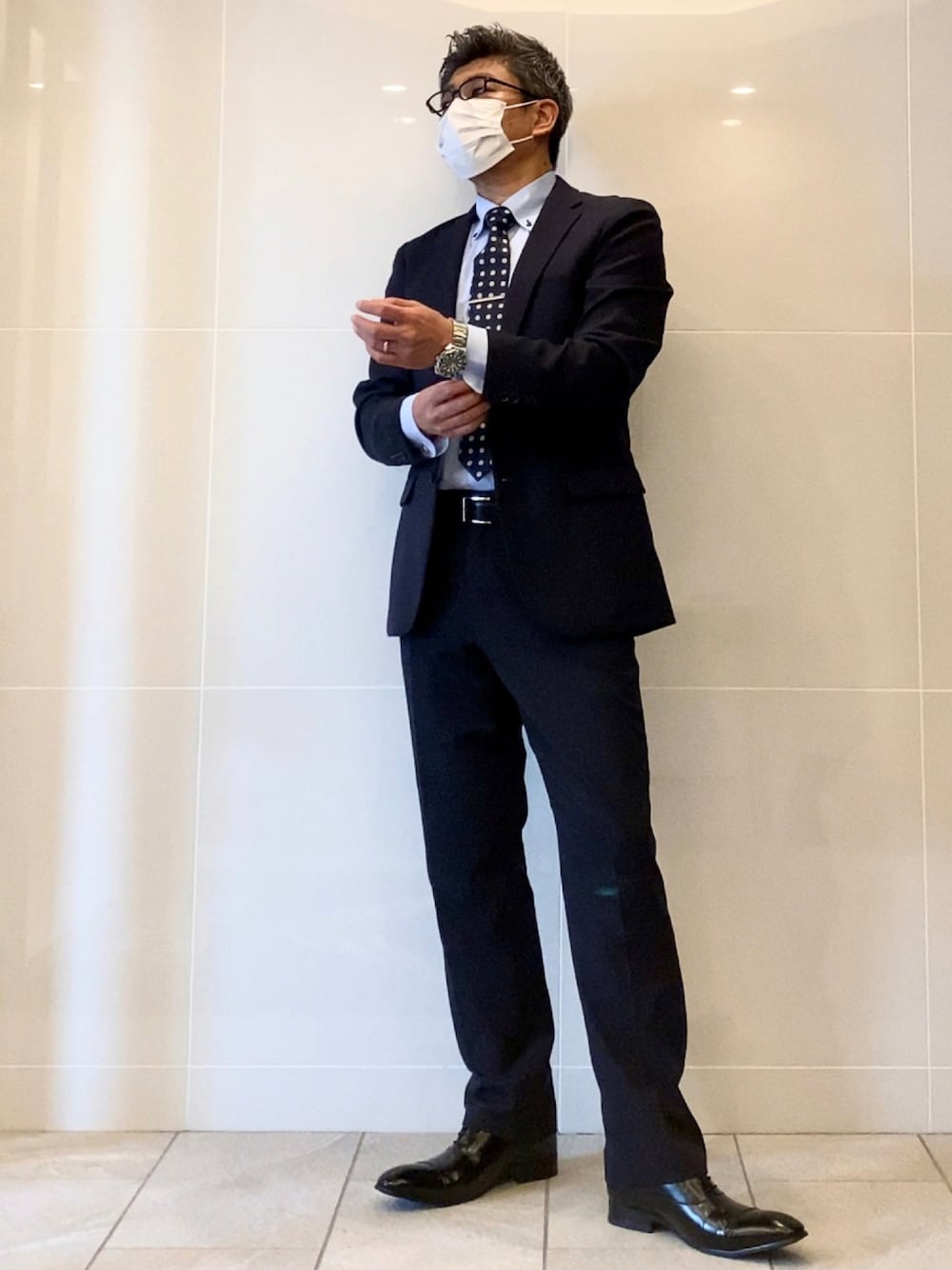「今日のコーデ、通勤コーデ、だから秋服が好き、秋のコーデ、セットアップ、スーツスタイル、ネイビー、ドット、nano・universe、ナノユニバース、TAKA-Q、めがね、メガネ男子、ワントーンコーデ、シンプルコーデ」｜「Lime Gardenのアイテム（ドレスシューズ、ブラック系）」を使った、こすちんさん（メンズ・178cm）の秋コーディネートの1枚目の写真