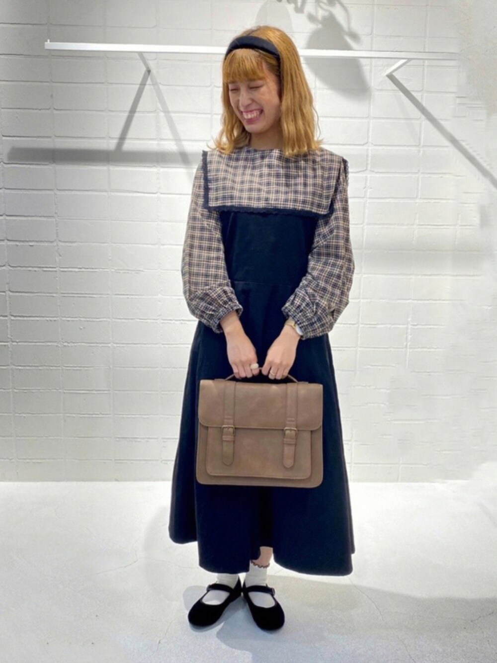 「ブラックコーデ、秋、大人ガーリー、秋コーデ、autumn、autumncode、ehkä söpö、158cmコーデ、チェック柄レース衿ブラウス、バッグデザインジャンパースカート」｜「ehka sopoの2wayリュックショルダー（バックパック/リュック、イエロー系）」を使った、___ayn21さん（レディース・158cm）の秋コーディネートの1枚目の写真