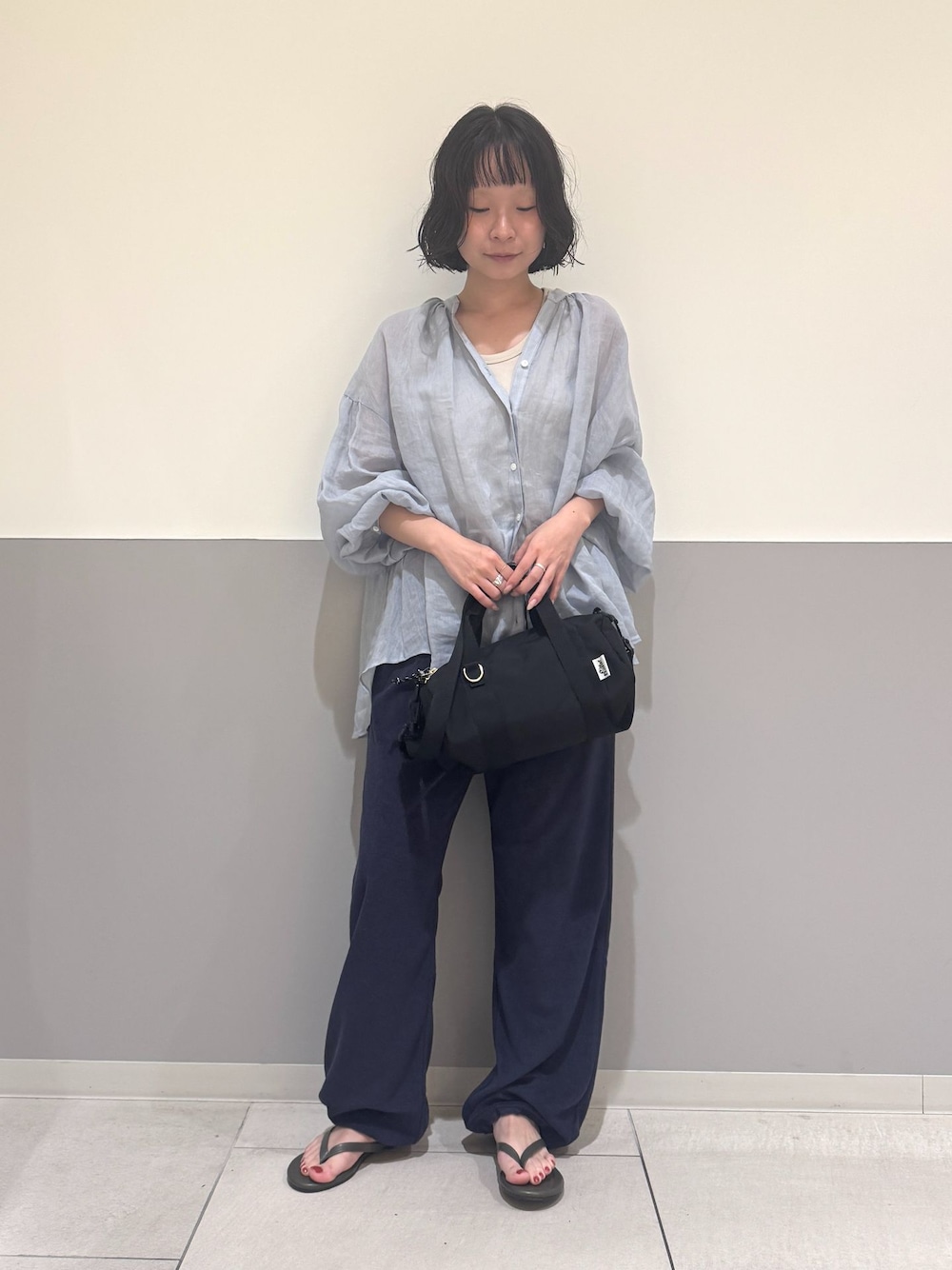 ブルー系のその他パンツ、ブルー系のシャツ/ブラウス、ベージュ系のTシャツ/カットソーを着用したレディースの夏コーディネートの1枚目の写真