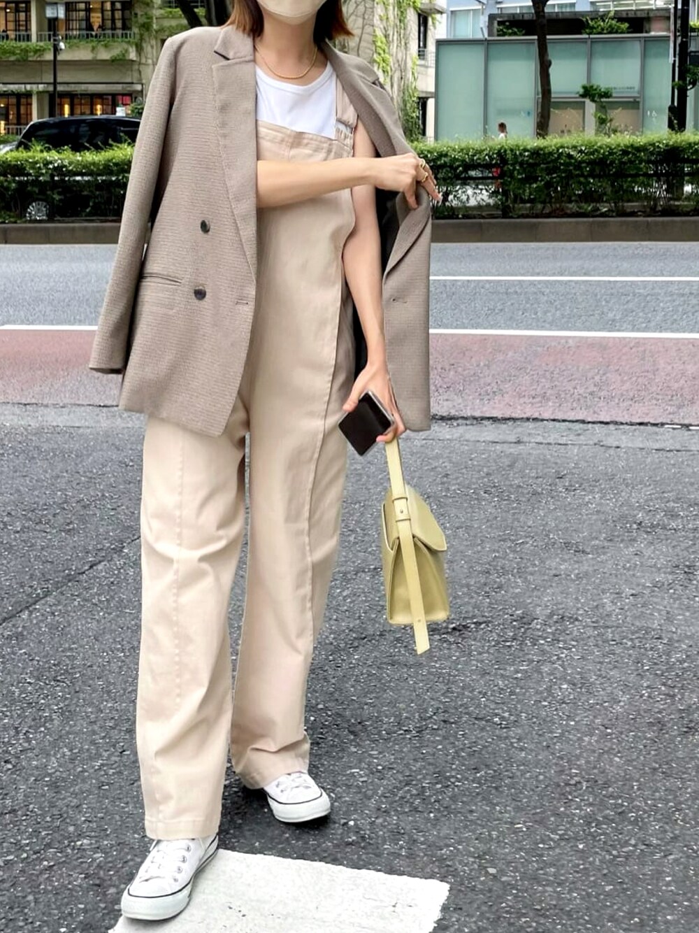 「スニーカー、シンプルコーデ、オトナカワイイ、秋コーデ、カジュアルコーデ、ootd、今日のコーデ、大人カジュアル、チェック、ジャケット、RIVEDROITE、オーバーオール、サロペット、夏コーデ」｜「RIVE DROITEの予約【表情のあるチェックが魅力】ガンクラブチェックテーラードジャケット（テーラードジャケット、ベージュ系）」を使った、AIさん（レディース・160cm）の夏コーディネートの1枚目の写真