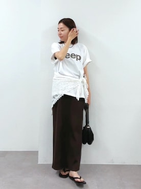 「RIVE DROITE（リヴドロワ）の予約【大人のロゴTシャツ】Jeep Tee（Tシャツ/カットソー、ホワイト系）」を使った、AIさん（レディース・160cm）の春コーディネート