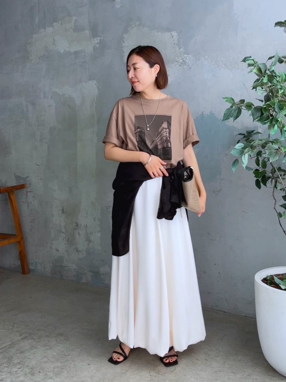 「ロゴT、夏コーデ、おでかけコーデ、キレイめカジュアル、Tシャツコーデ、Tシャツ、大人カジュアル、大人コーデ、スカートスタイル、スカートコーデ、スカート、アラフォー、アラフィフ」｜「RIVE DROITEの予約【WEB・一部店舗限定】PARISフォトT（Tシャツ/カットソー、ブラウン系）」を使った、AIさん（レディース・160cm）の夏コーディネートの1枚目の写真
