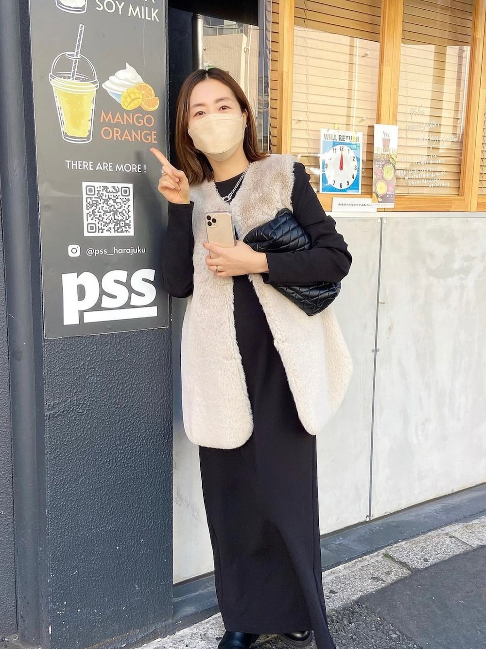 「服とコスメでなりたい自分に、クリスマスに着たい服、冬、大人女子、秋冬コーデ、シンプルスタイル、きれいめカジュアル、キレイめコーデ、お洒落さんとつながりたい、お出かけコーデ、オトナカジュアル、ファーベスト、RIVEDROITE、リブドロワ」｜「RIVE DROITEの今年らしいスタイリングにぴったり/エコファーリバーシブルベスト（ベスト、ホワイト系）」を使った、AIさん（骨格ナチュラル・レディース・160cm）の冬コーディネートの1枚目の写真