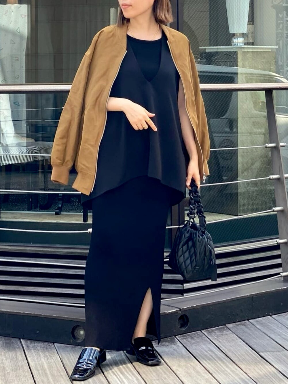「大人カジュアル、オトナカジュアル、オトナ女子、骨格ウェーブ、秋のコーデ、シンプル、リラックススタイル、カジュアル、秋服準備はじめました、大人コーデ、ミリタリー、ブルゾン、ブラックコーデ、RIVEDROITE、秋コーデ」｜「RIVE DROITEの予約【MARCO MASI (マルコマージ)】キルティングハンドバッグ（ショルダーバッグ、ブラック系）」を使った、AIさん（レディース・160cm）の夏コーディネートの1枚目の写真