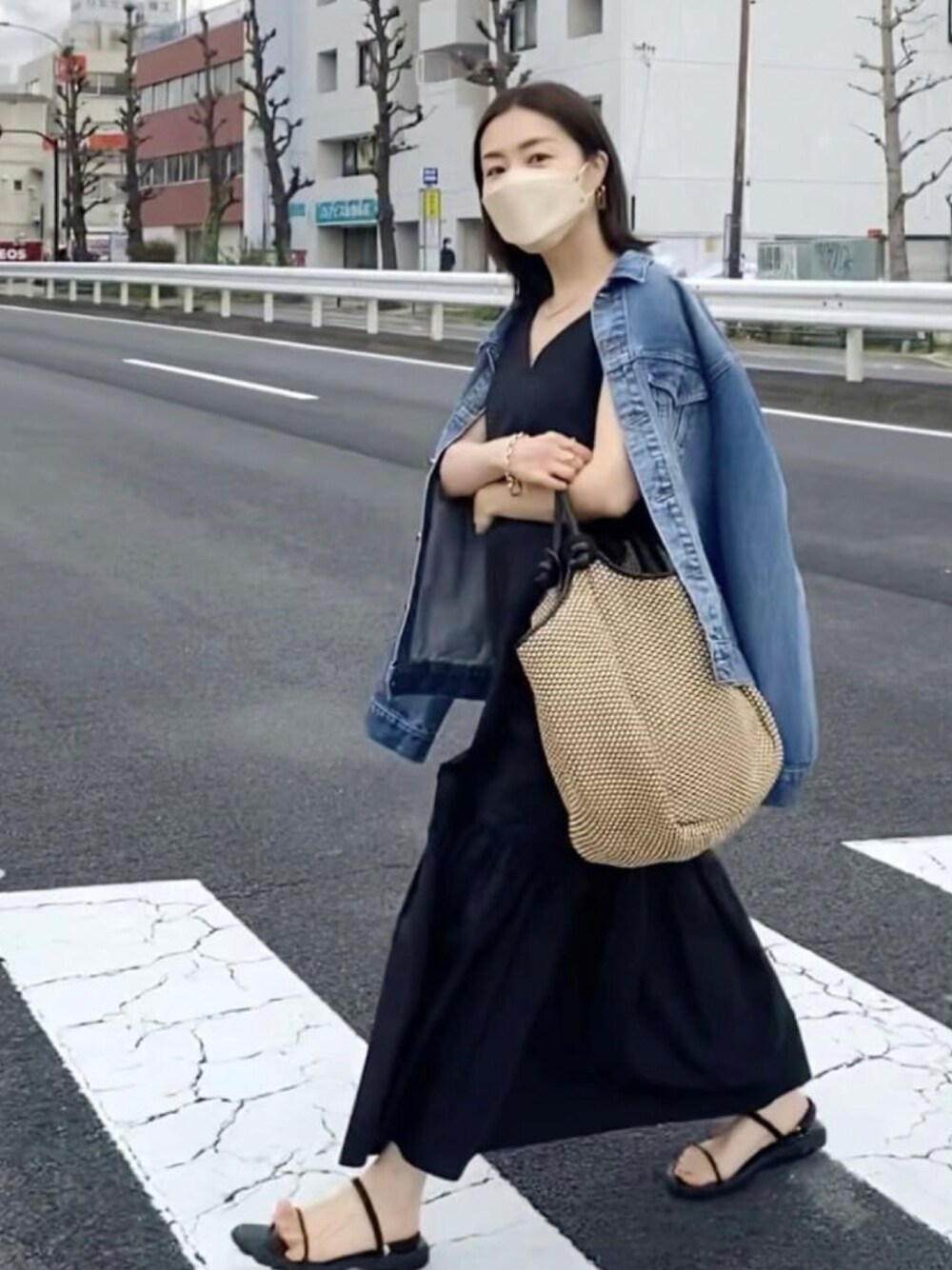 「キャミワンピ、デニムジャケット、カジュアル、楽チンコーデ、休日コーデ、春服コーデ、大人可愛い、おでかけコーデ、ゆるコーデ、ロングワンピース、きれいめカジュアル、大人カジュアル」｜「RIVE DROITEのMONN.:. /モン　デニムジャケット（デニムジャケット、ブルー系）」を使った、AIさん（骨格ナチュラル・レディース・160cm）の春コーディネートの1枚目の写真