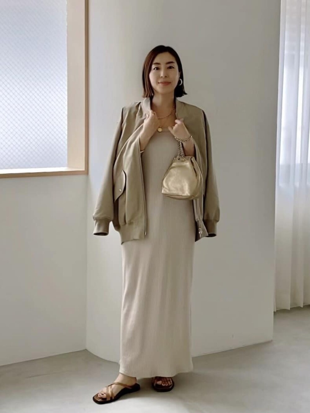 「お出かけコーデ、秋のコーデ、オトナ女子、楽チンコーデ、キレイめカジュアル、着回しコーデ、MA-1、ベージュコーデ、ワンピース、ワンピース×スニーカー、ワンピーススタイル」｜「RIVE DROITEのMA-1（MA-1、ベージュ系）」を使った、AIさん（骨格ナチュラル・レディース・160cm）の夏コーディネートの1枚目の写真