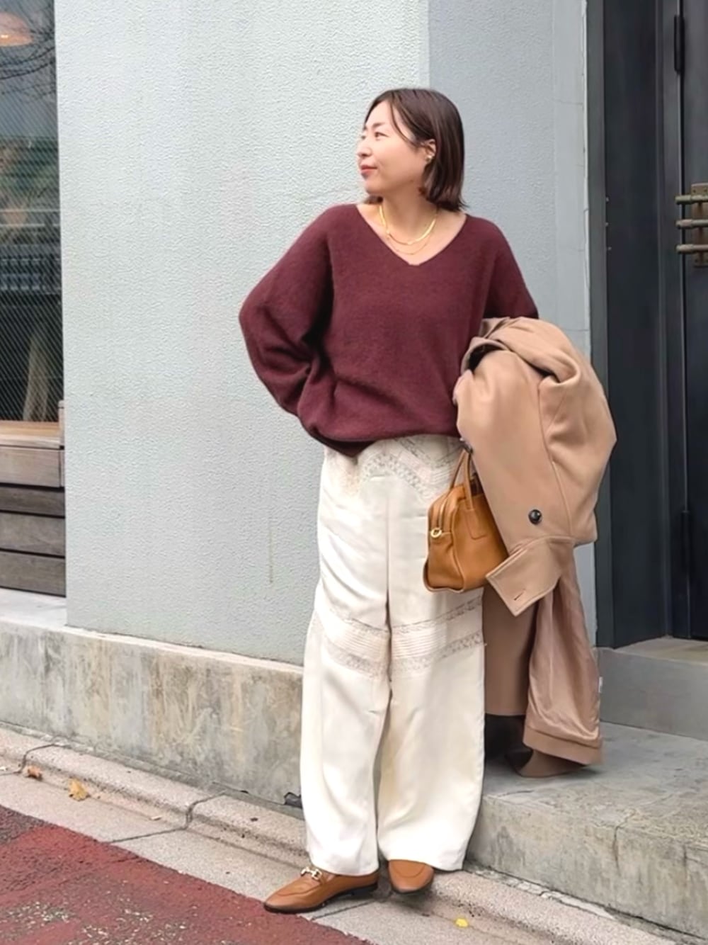 レッド系のニット/セーター、イエロー系のローファー、ホワイト系のその他パンツを着用したレディースの秋コーディネートの1枚目の写真