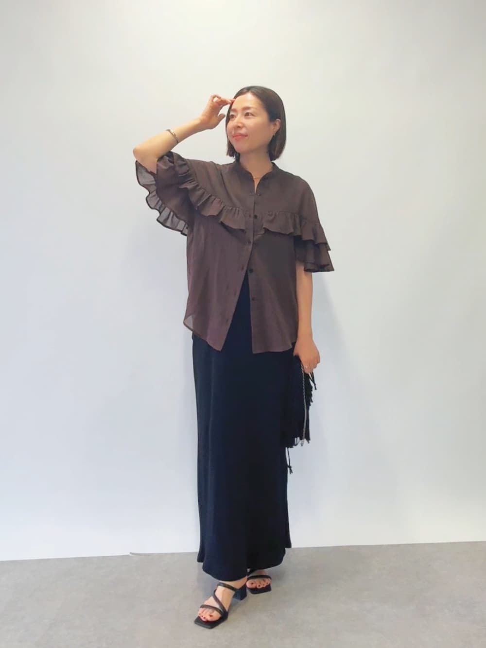 「大人ファッション、夏ファッション、ワンピーススタイル、ワンピースコーデ、ブラウス、フリルトップス、フリルブラウス、大人コーデ、大人カジュアル、オトナカジュアル、サンダル、ワンピース、アラフォー、アラフィフ」｜「RIVE DROITEの予約【着映え/二の腕カバー】ティアードフリルブラウス（シャツ/ブラウス、ブラウン系）」を使った、AIさん（レディース・160cm）の夏コーディネートの1枚目の写真