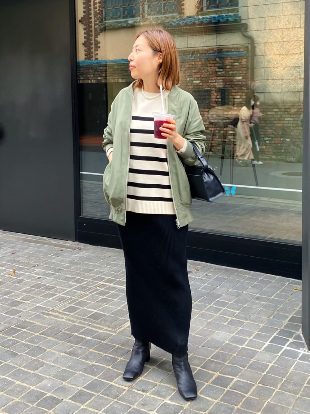 「大人カジュアル、休日スタイル、シンプルコーデ、ブルゾン、MA-1、ボーダー、ボーダーニット、ニット、ショートブーツ、リヴドロワ、RIVEDROITE」｜「RIVE DROITEの定番スタイルには欠かせない！/パネルボーダーニット（ニット/セーター、ホワイト系）」を使った、AIさん（骨格ナチュラル・レディース・160cm）の秋コーディネートの1枚目の写真