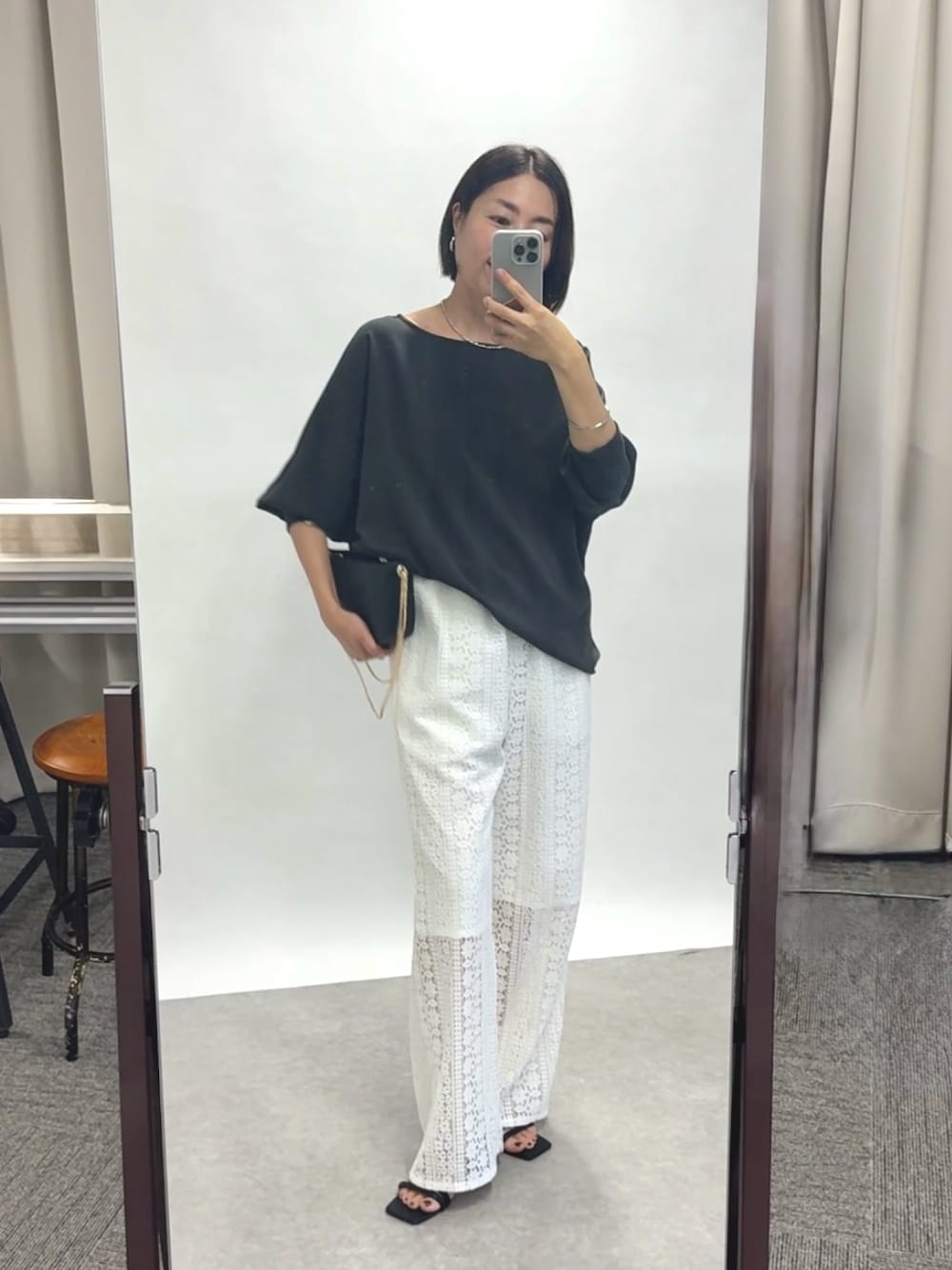 「シンプルスタイル、大人カジュアルコーデ、モノトーンコーデ、ブラウスコーデ、ブラウス、レースパンツ、きれいめカジュアル、キレイめカジュアル、通勤コーデ、アラフォー、アラフィフ、パンツスタイル、パンツコーデ、きれいめコーディネート」｜「RIVE DROITEのリブ付きジョーゼットドルマンブラウス（シャツ/ブラウス、グレー系）」を使った、AIさん（レディース・160cm）の夏コーディネートの1枚目の写真