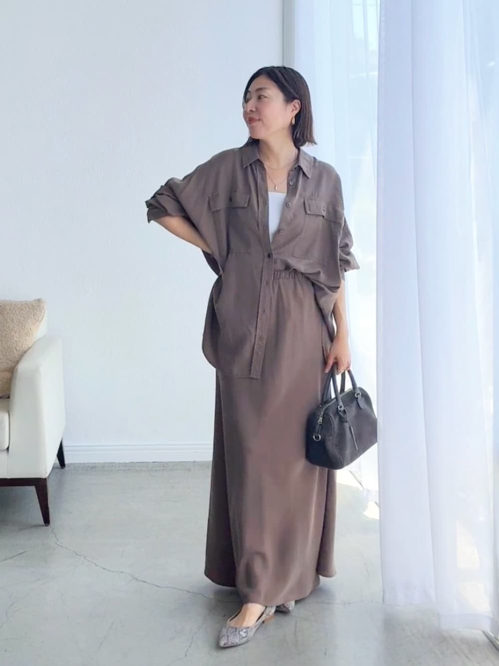 「オトナ女子、夏コーデ、おでかけ服、アラフィフ、オフィスカジュアル、シンプルスタイル、セットアップ、セットアップスタイル、シャツスタイル、シャツコーデ、ブラウンコーデ、ブラウン、スカートスタイル、スカートコーデ、大人カジュアル」｜「RIVE DROITEの【セットアップ可】ガーメントダイワイドシャツ（シャツ/ブラウス、ブラウン系）」を使った、AIさん（レディース・160cm）の夏コーディネートの1枚目の写真
