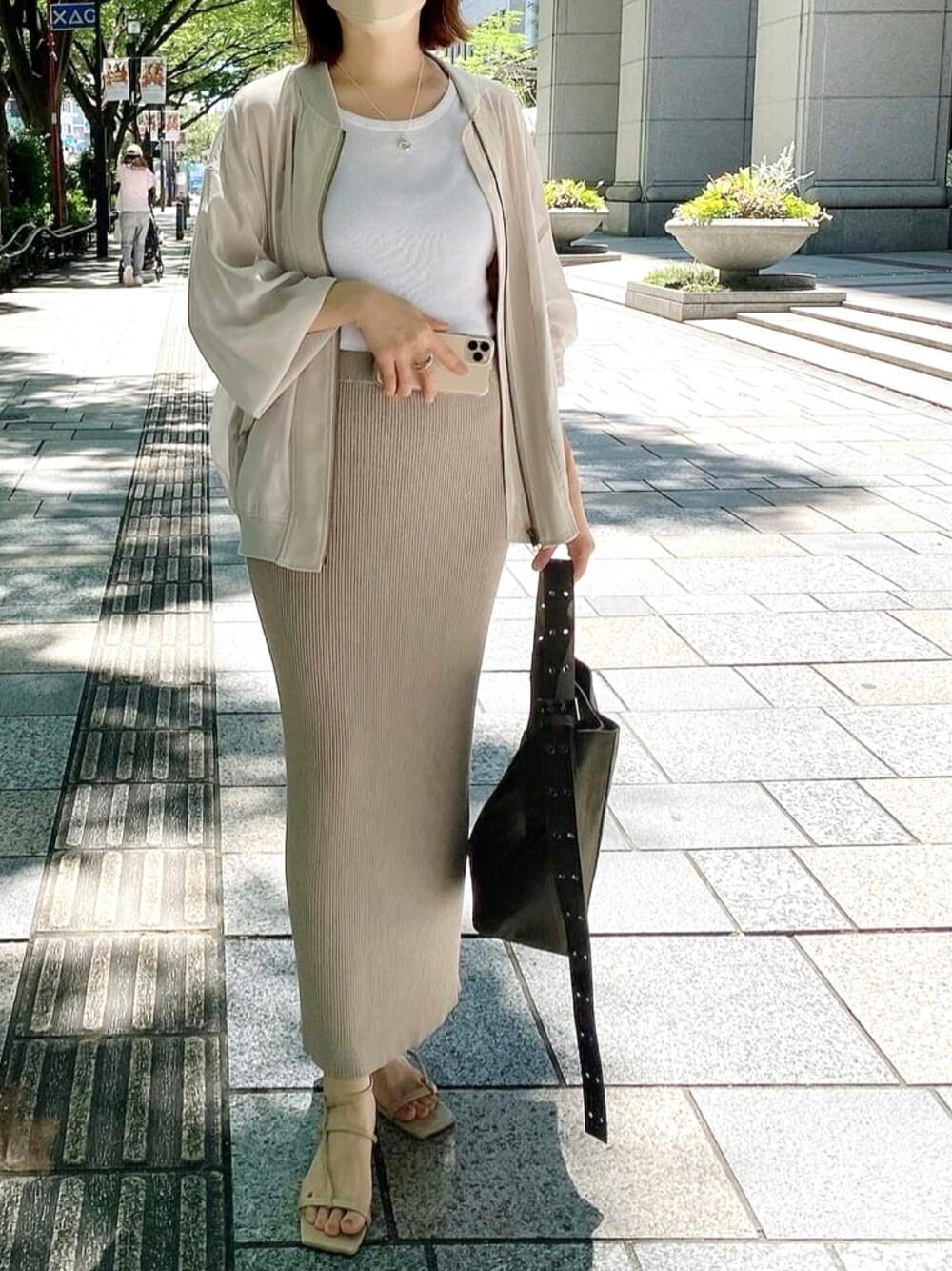 「きれいめカジュアル、秋のコーデ、大人コーデ、ラクチンコーデ、大人女子、休日スタイル、オトナカジュアル、ゆるコーデ、ボリューム袖、ブルゾン、シアー、淡色コーデ、ワントーンコーデ、RIVEDROITE、大人カジュアル」｜「RIVE DROITEの夏服に最適なシアー素材/異素材mixシアーブルゾン（ブルゾン、ベージュ系）」を使った、AIさん（レディース・160cm）の夏コーディネートの1枚目の写真