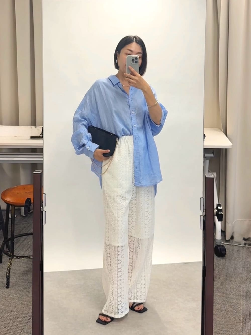 「夏服コーデ、楽チンコーデ、大人カジュアルコーデ、夏服、リネンシャツ、リネン、レースパンツ、パンツコーデ、パンツスタイル、大人カジュアル、大人コーデ、アラフォー、アラフィフ」｜「RIVE DROITEの予約【ベストセラー/7色展開/夏まで活躍】リネンワイドシャツ（シャツ/ブラウス、ブルー系）」を使った、AIさん（レディース・160cm）の夏コーディネートの1枚目の写真