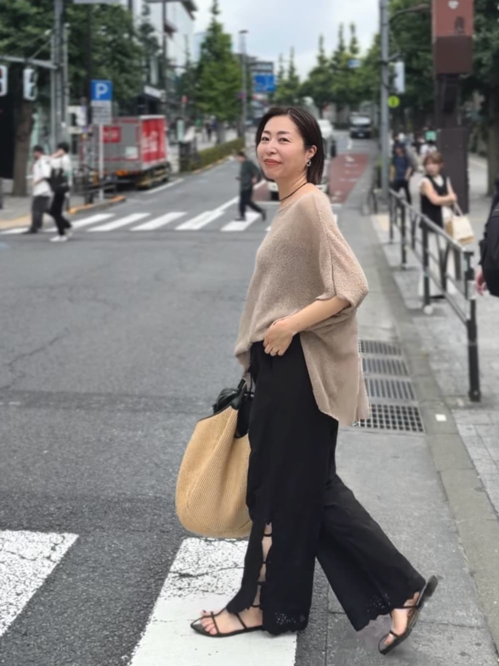 「シアートップス、夏服コーデ、ゆるコーデ、パンツコーデ、ラフコーデ、夏服、アラフォー、アラフィフ、大人カジュアル、大人コーデ、リラックススタイル、シアーニット、きれいめカジュアル、キレイめカジュアル」｜「RIVE DROITEの【さらっと着やすい】ペーパーポンチョニット（ニット/セーター、ブラウン系）」を使った、AIさん（レディース・160cm）の夏コーディネートの1枚目の写真