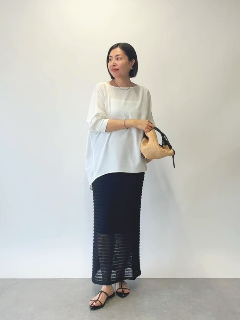 「シンプルスタイル、夏服コーデ、楽チンコーデ、大人カジュアルコーデ、シアー、夏服、ブラウスコーデ、スカートスタイル、スカートコーデ、スカート、ブラウス、シアートップス、きれいめカジュアル、キレイめカジュアル、アラフォー」｜「RIVE DROITEのリブ付きジョーゼットドルマンブラウス（シャツ/ブラウス、ホワイト系）」を使った、AIさん（レディース・160cm）の夏コーディネートの1枚目の写真