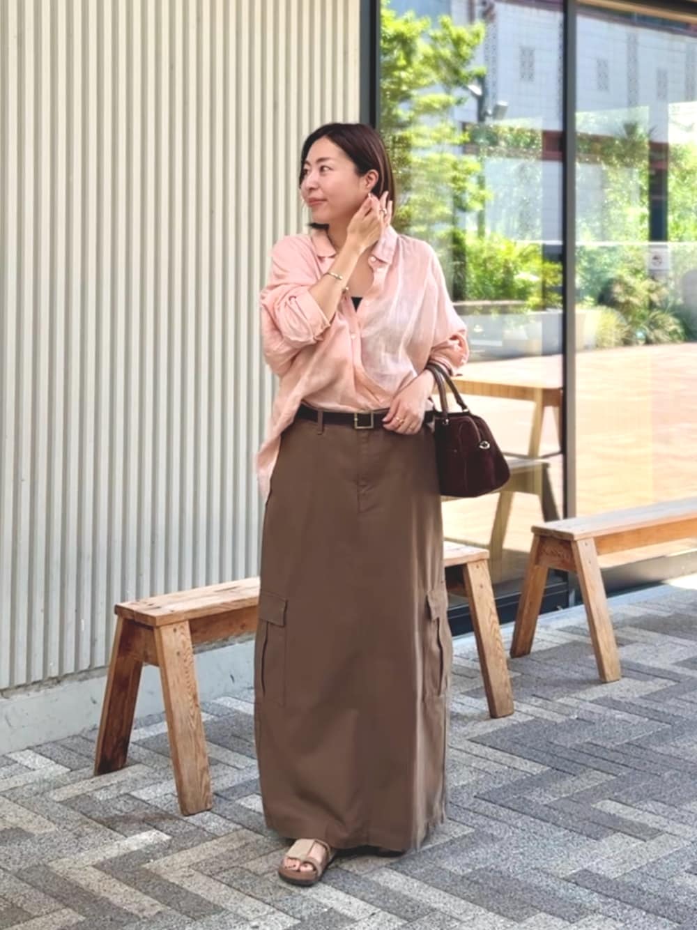 「夏服コーデ、ゆるコーデ、ラフコーデ、涼しいコーデ、夏服、シャツ/ブラウス、ピンク、リネンシャツ、シャツ、シャツスタイル、シャツコーデ、スカートスタイル、スカートコーデ、スカート、大人カジュアル」｜「RIVE DROITEの予約【ベストセラー/7色展開/夏まで活躍】リネンワイドシャツ（シャツ/ブラウス、ピンク系）」を使った、AIさん（レディース・160cm）の夏コーディネートの1枚目の写真