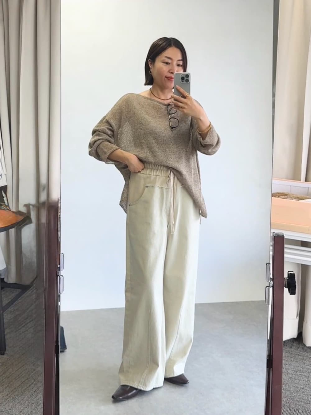 「大人カジュアルコーデ、アラフィフ、オトナカジュアル、パンツコーデ、パンツスタイル、パンツ、シアートップス、シアー、秋服、秋服準備はじめました、アラフォー、デニムパンツ、デニムコーデ、デニム」｜「RIVE DROITEの予約【キャッチーなデザイン】スウェットドッキングデニム（デニムパンツ、ホワイト系）」を使った、AIさん（レディース・160cm）の夏コーディネートの1枚目の写真