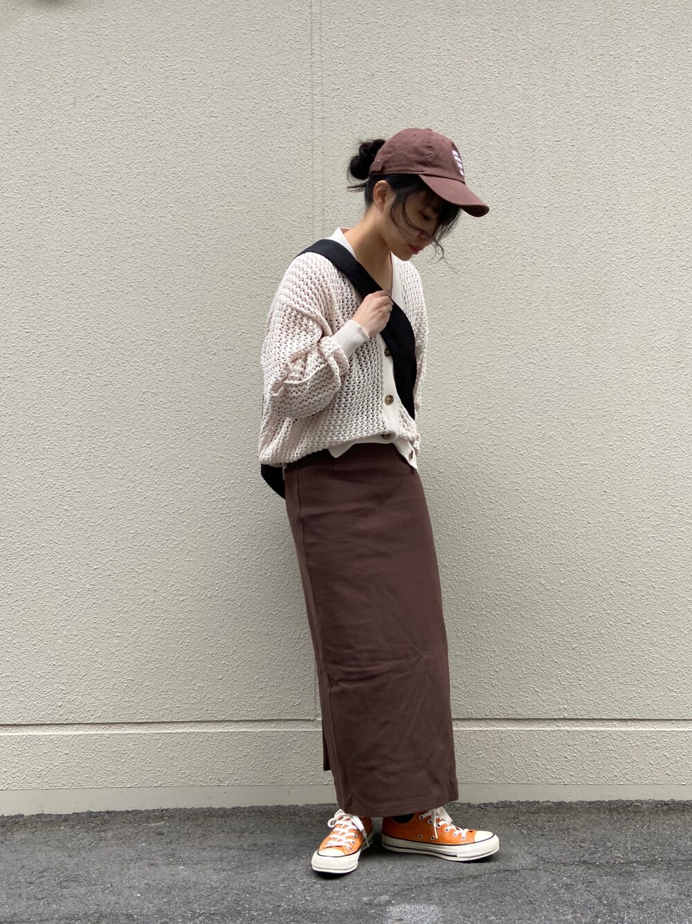 「春コーデ、キャミワンピ、カーディガン、透かし編みニット、メッシュニット、ニットカーディガン、タイトワンピース、スニーカー、スニーカーコーデ、コンバース、キャップ、キャップ女子、ショルダーバッグ、休日スタイル、おでかけコーデ」｜「靴下屋のアイテム（キャップ、ブラウン系）」を使った、uno.さん（レディース・155cm）の春コーディネートの1枚目の写真