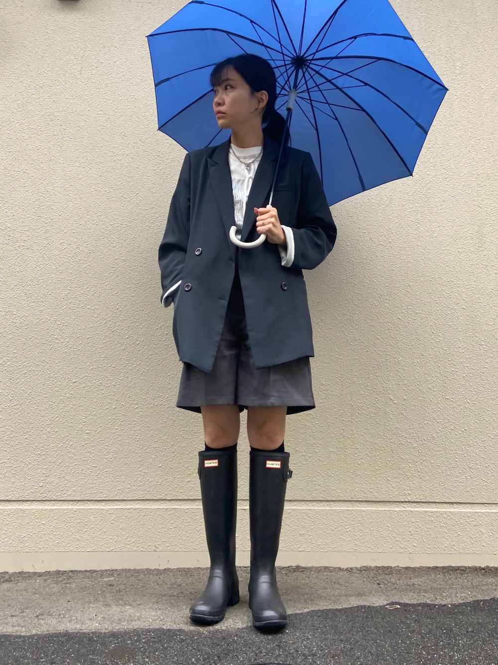 「雨の日コーデ、大人可愛い、ショートパンツ、ジャケット、レインブーツ、傘、Tシャツ、春夏コーデ」｜「HUNTERのWOMENS ORIGINAL TOUR（レインシューズ、ブラック系）」を使った、uno.さん（レディース・155cm）の春コーディネートの1枚目の写真