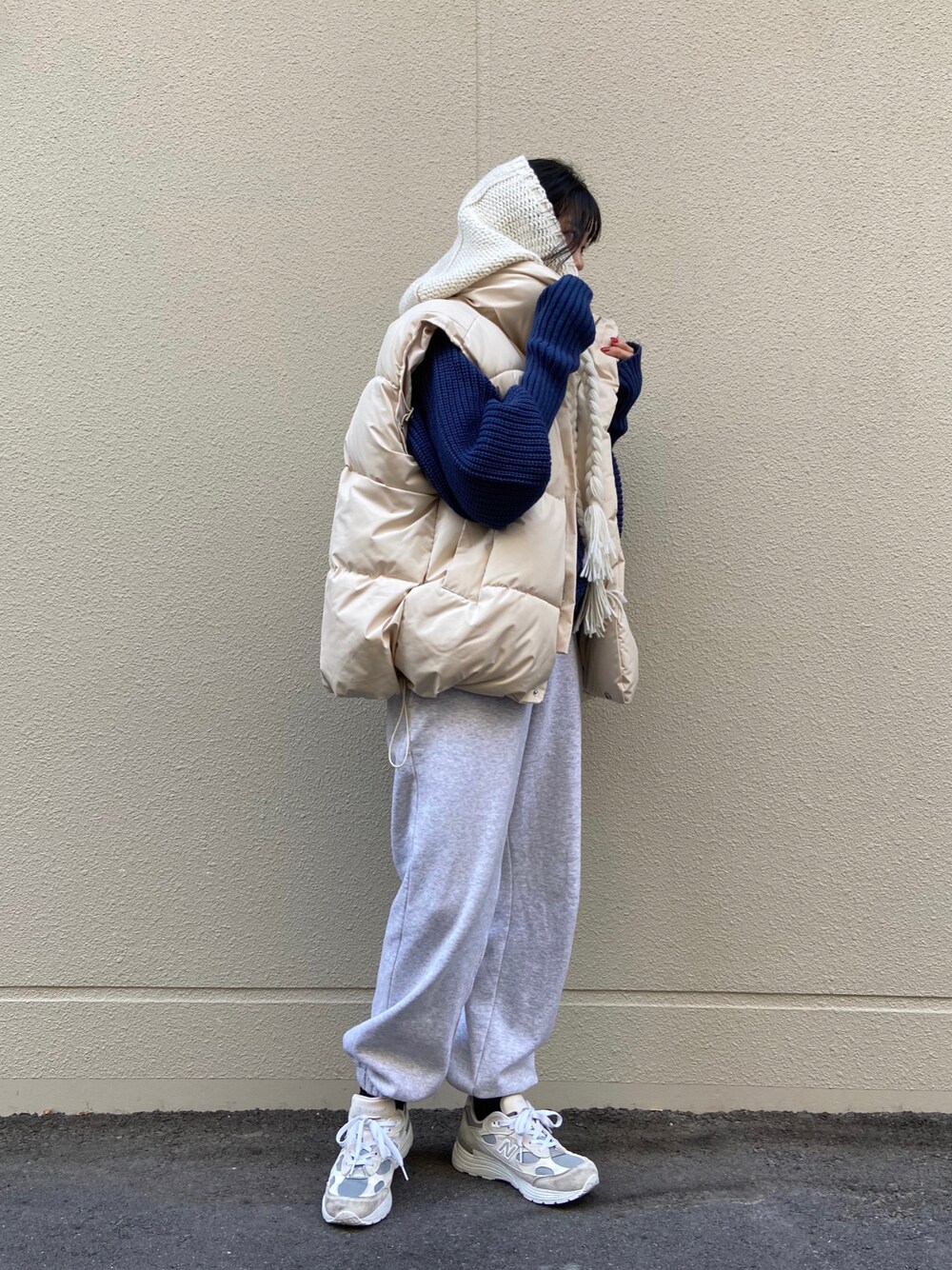 「休日コーデ、今日のコーデ、オーバーサイズ、低身長、ブルー、ニット、ダウンベスト、スニーカー、白スニーカー、スウェットパンツ、ストリート、冬コーデ、バラクラバ、アームウォーマー、マイベストコーデ2022」｜「NEW BALANCEのアイテム（スニーカー、ホワイト系）」を使った、uno.さん（レディース・155cm）の冬コーディネートの1枚目の写真