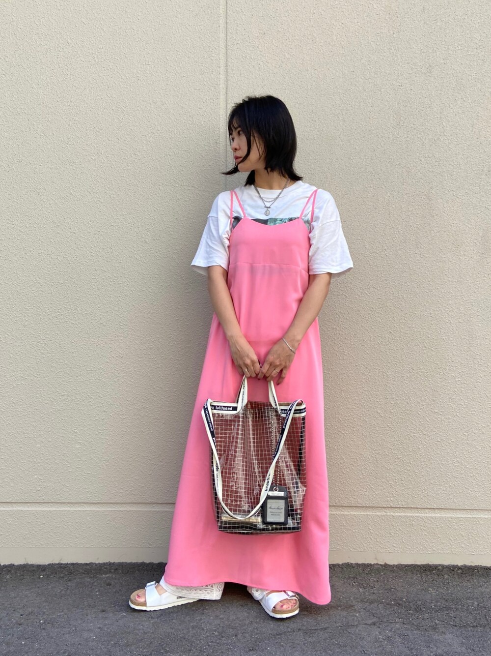 「白Tシャツ、ピンク、クリアバッグ、キャミワンピ、birkenstock、初夏コーデ、サンダル、レイヤードスタイル、ロングワンピース」｜「beautiful peopleのアイテム（ショルダーバッグ、ブラック系）」を使った、uno.さん（レディース・155cm）の夏コーディネートの1枚目の写真