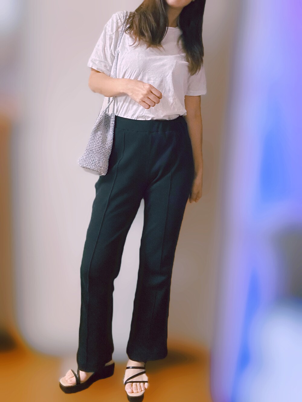 ブラック系のパンツを着用したレディースの秋コーディネートの1枚目の写真