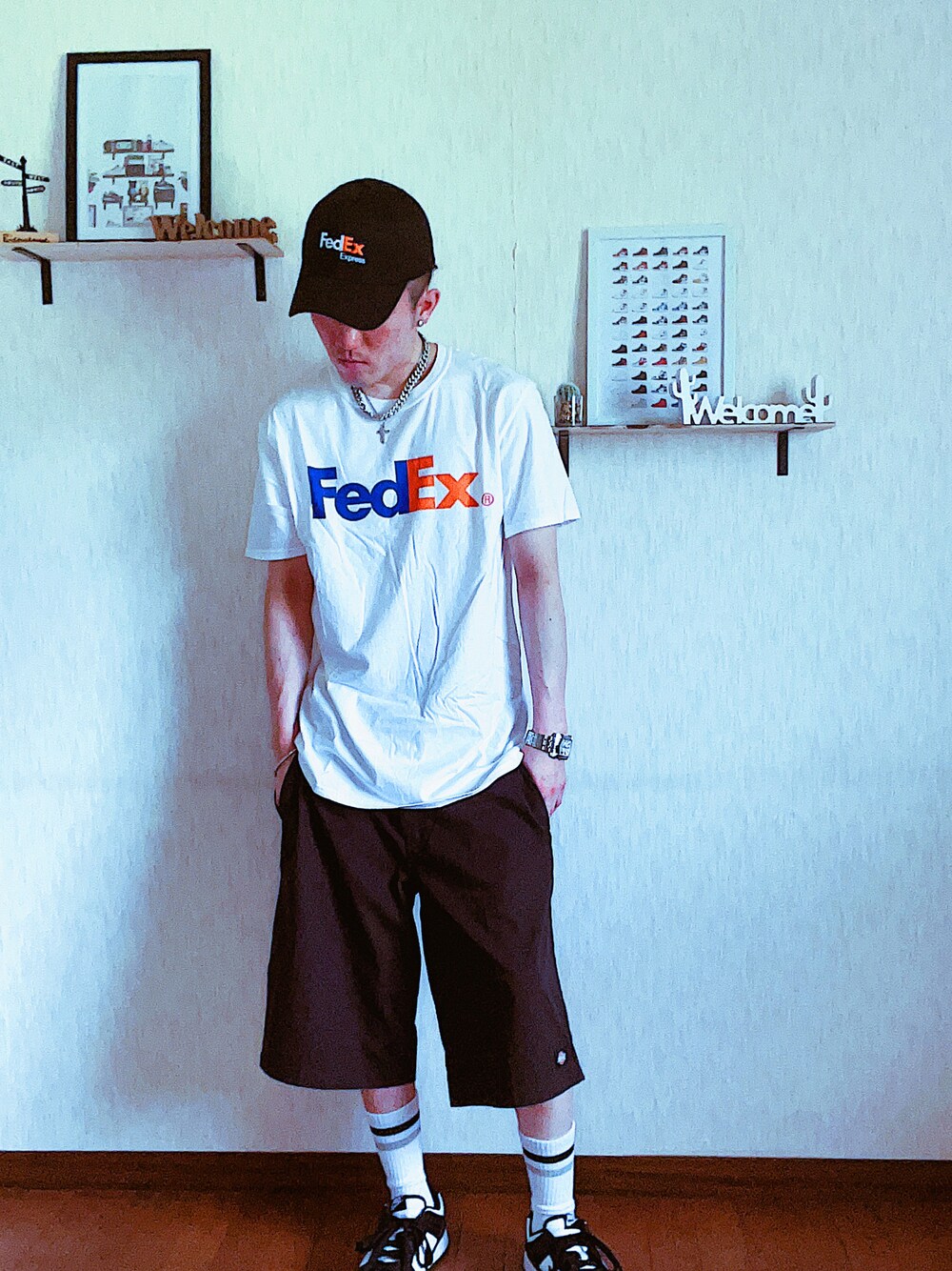 ホワイト系のTシャツ/カットソー、ブラック系のチノパンツ、ホワイト系のスニーカーを着用したメンズの夏コーディネートの1枚目の写真