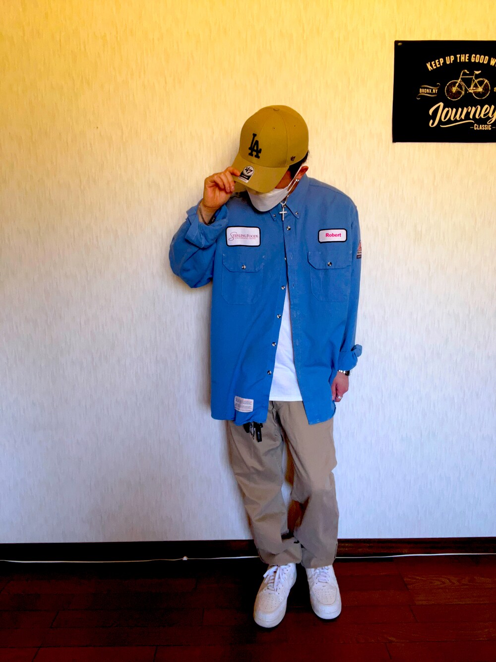 ブルー系のシャツ/ブラウス、ホワイト系のTシャツ/カットソー、ベージュ系のチノパンツを着用したメンズの秋コーディネートの1枚目の写真