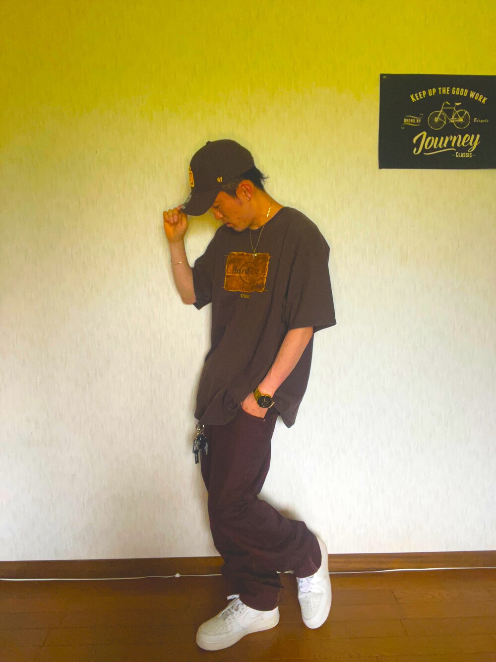 ブラウン系のTシャツ/カットソー、ブラウン系のデニムパンツ、ホワイト系のスニーカーを着用したメンズの夏コーディネートの1枚目の写真