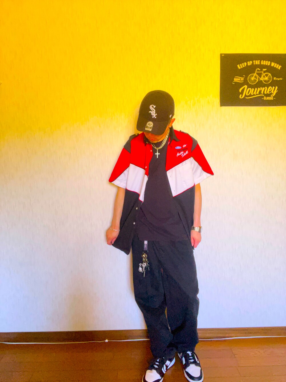 その他のシャツ/ブラウス、ブラック系のTシャツ/カットソー、ブラック系のその他パンツを着用したメンズの秋コーディネートの1枚目の写真