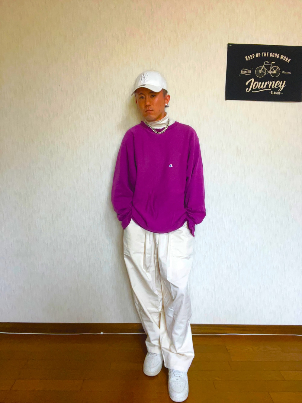 パープル系のスウェット、ホワイト系のその他パンツ、ホワイト系のスニーカーを着用したメンズの秋コーディネートの1枚目の写真