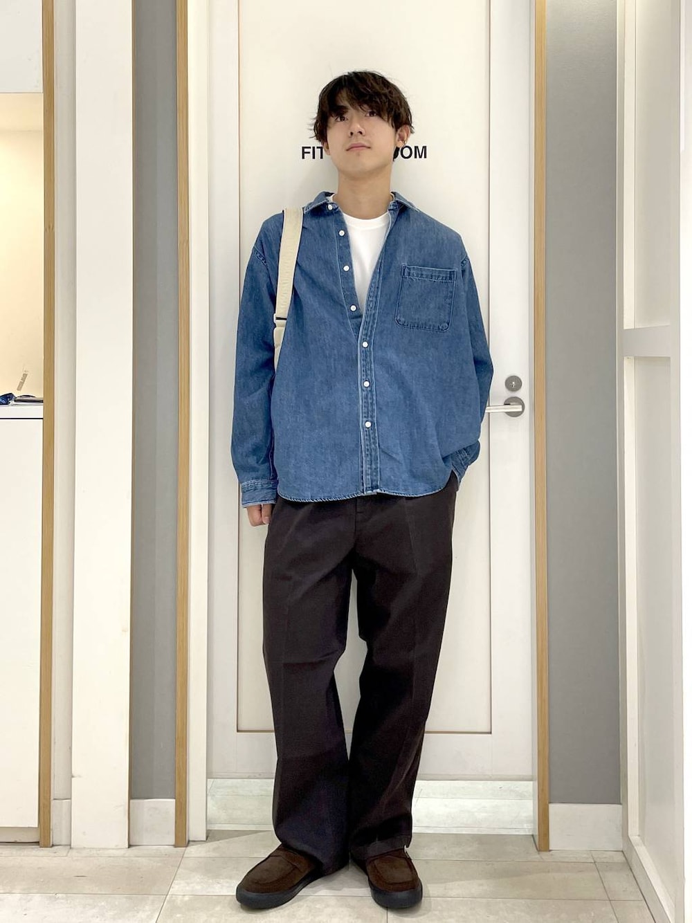 ブルー系のシャツ/ブラウス、ホワイト系のショルダーバッグ、グレー系のその他シューズを着用したメンズの秋コーディネートの1枚目の写真
