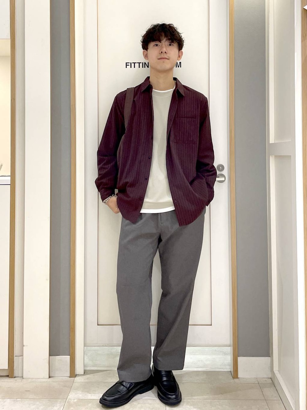 レッド系のショルダーバッグ、グレー系のその他シューズ、グレー系のその他パンツを着用したメンズの秋コーディネートの1枚目の写真