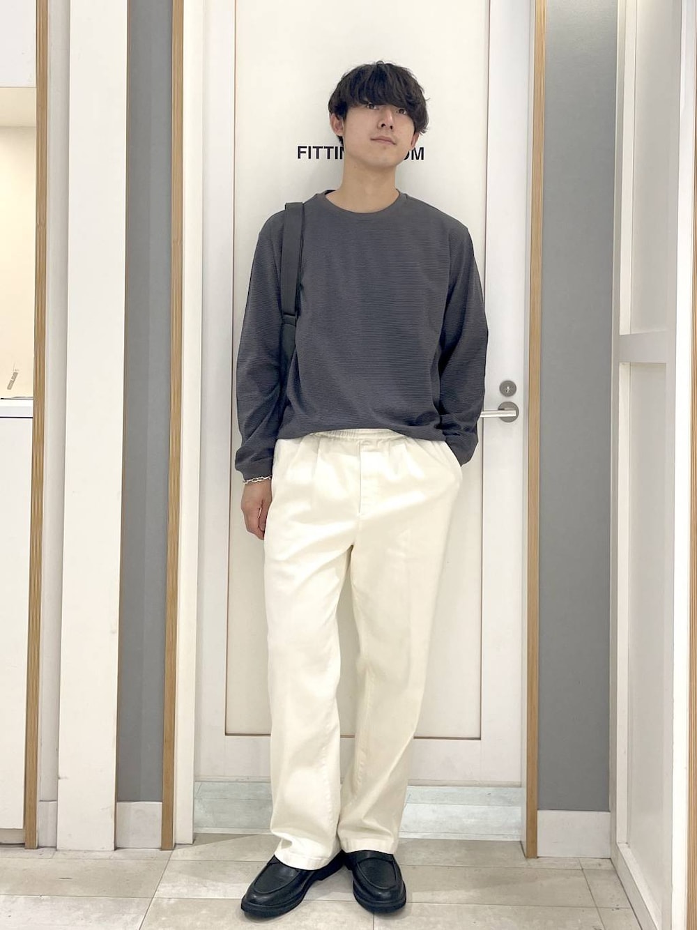 ブラウン系のTシャツ/カットソー、ホワイト系のその他パンツ、グレー系のショルダーバッグを着用したメンズの秋コーディネートの1枚目の写真