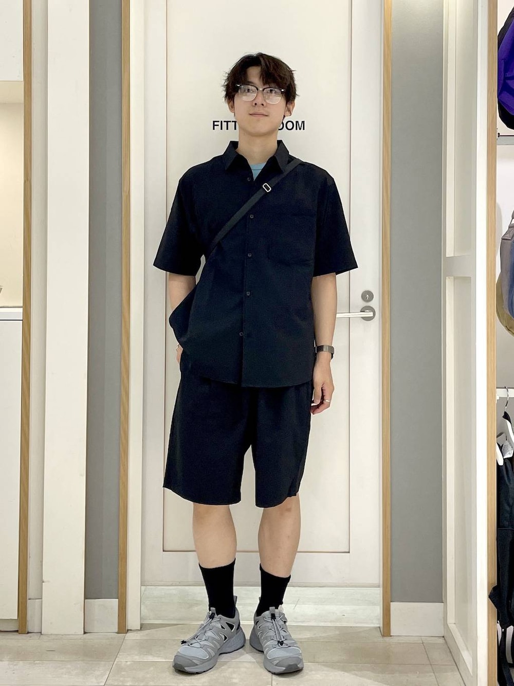 ブルー系のTシャツ/カットソー、ブラック系のシャツ/ブラウス、グレー系のスニーカーを着用したメンズの夏コーディネートの1枚目の写真