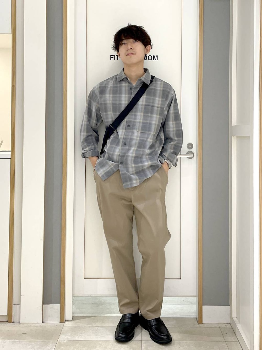 ベージュ系のその他パンツ、グレー系のショルダーバッグ、グレー系のその他シューズを着用したメンズの秋コーディネートの1枚目の写真