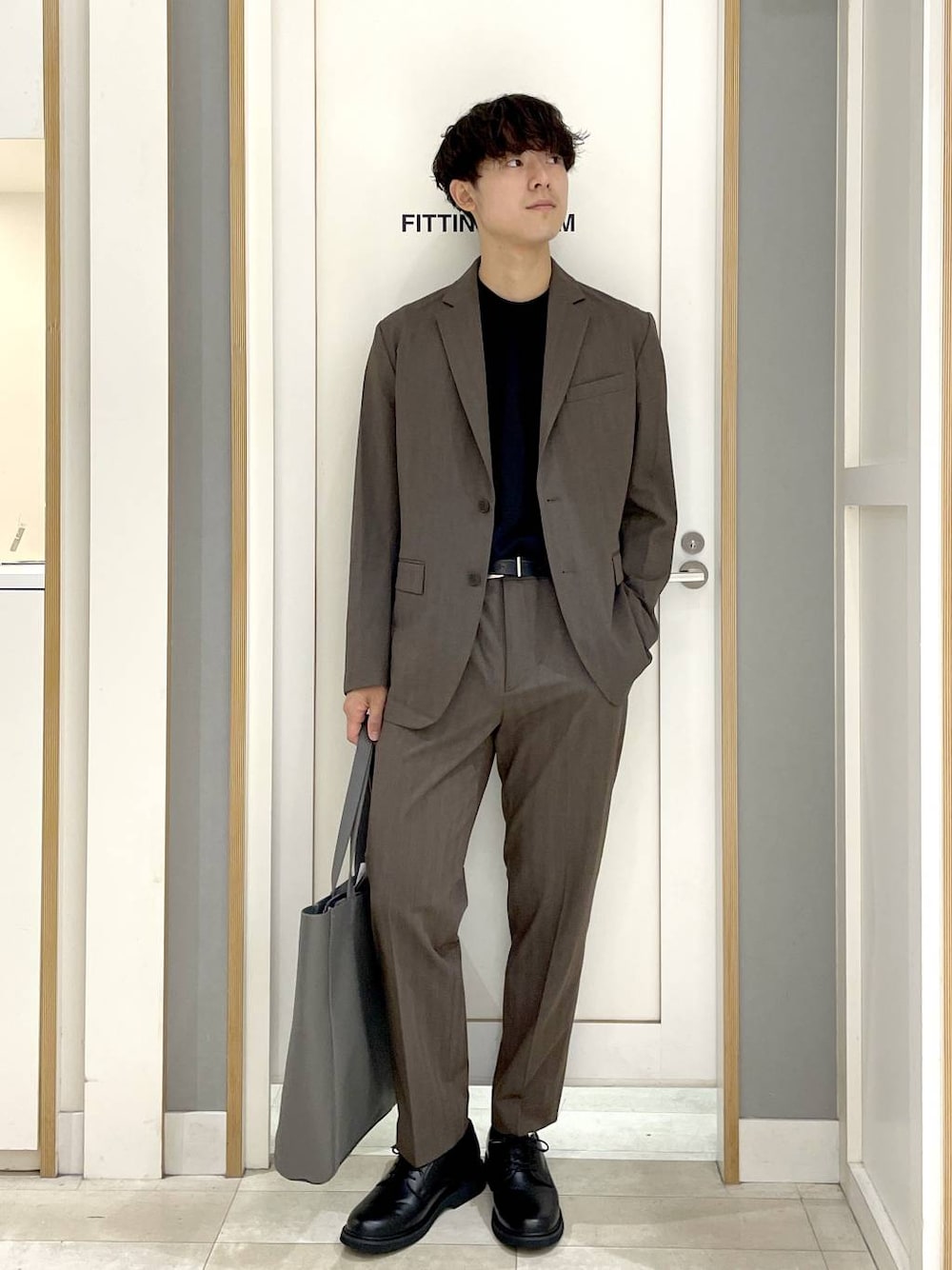 ブラック系のトートバッグ、グレー系のその他シューズ、ブラック系のTシャツ/カットソーを着用したメンズの夏コーディネートの1枚目の写真