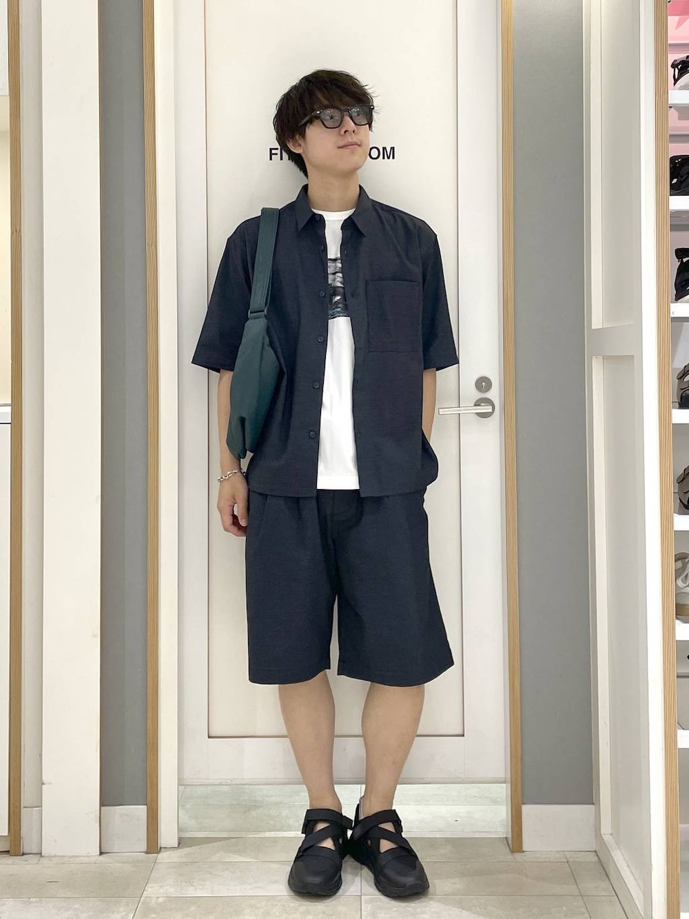 グリーン系のショルダーバッグ、ホワイト系のTシャツ/カットソー、ブルー系のシャツ/ブラウスを着用したメンズの夏コーディネートの1枚目の写真