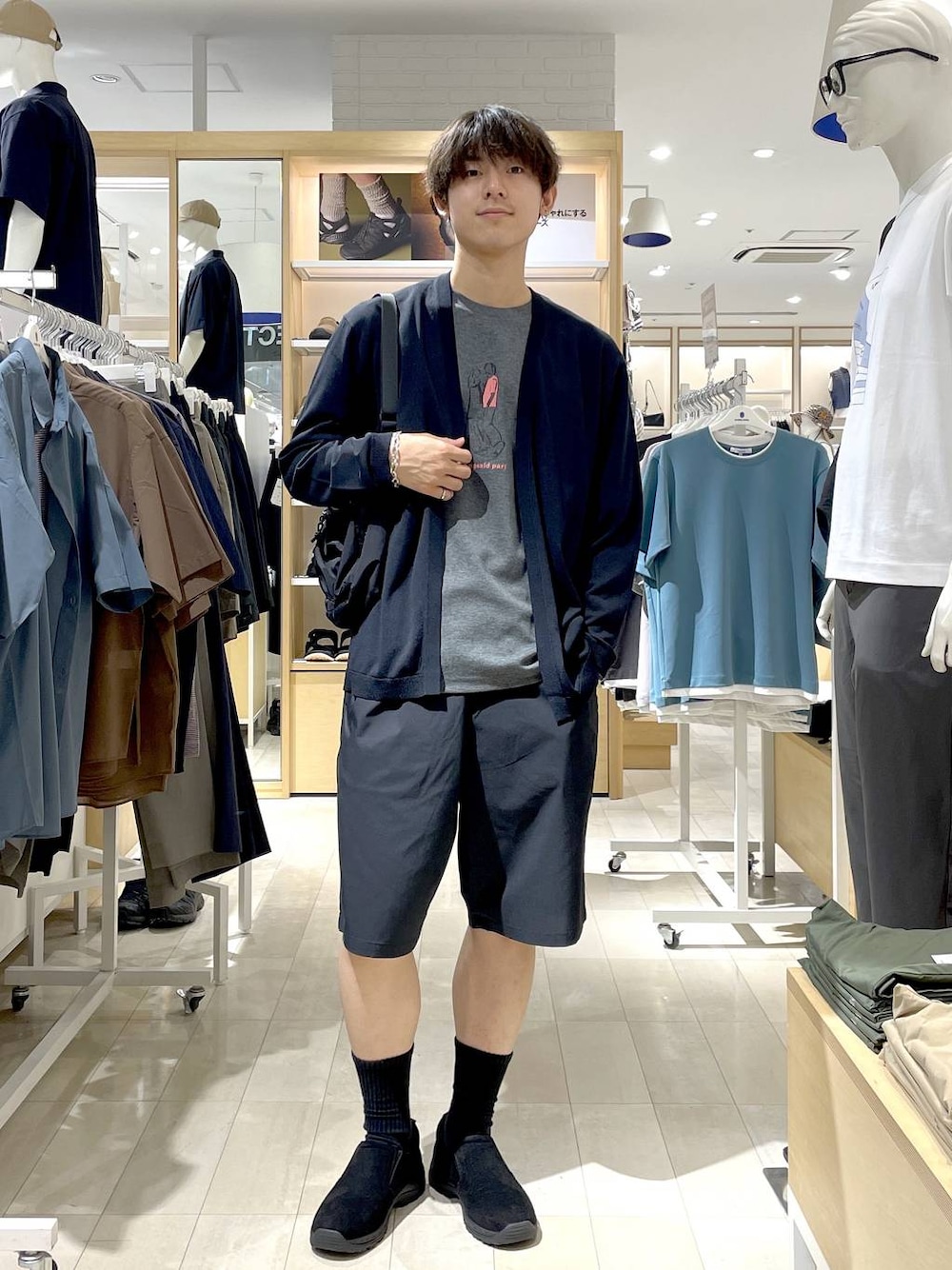 ブラック系のスリッポン、ブラック系のその他パンツ、ブラック系のカーディガン/ボレロを着用したメンズの夏コーディネートの1枚目の写真