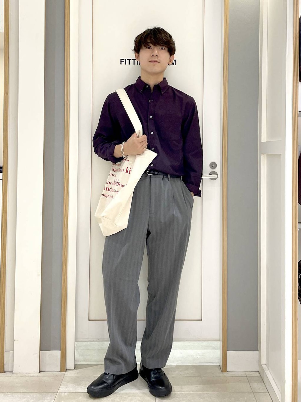グレー系のその他パンツ、グレー系のその他シューズ、ホワイト系のトートバッグを着用したメンズの夏コーディネートの1枚目の写真