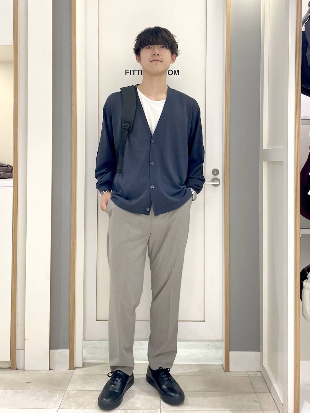 ブラック系のバックパック/リュック、グレー系のその他シューズ、ブラウン系のスラックスを着用したメンズの秋コーディネートの1枚目の写真