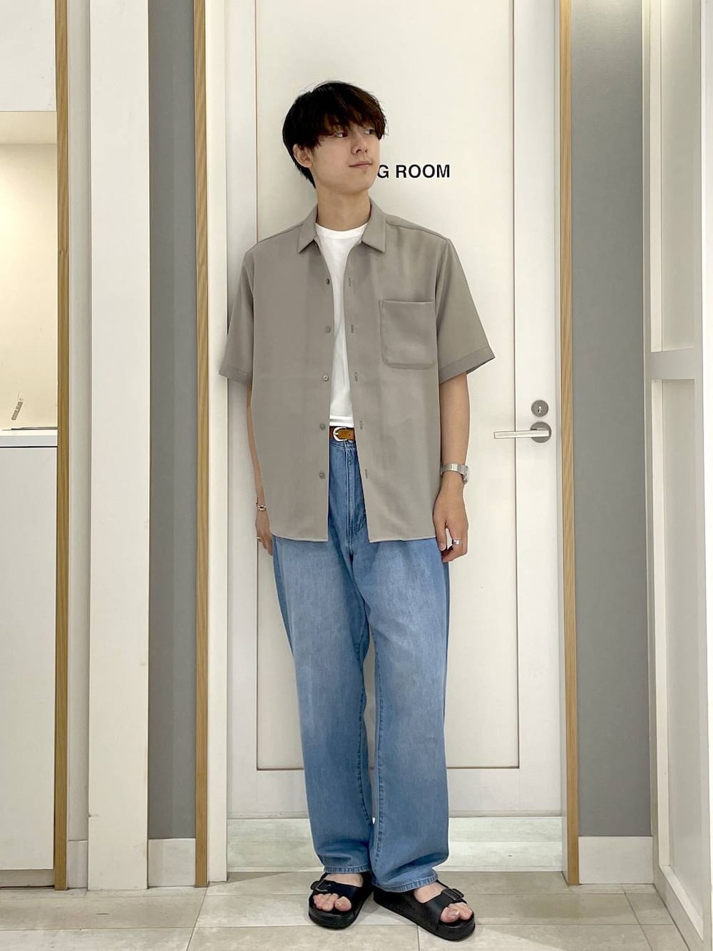 ホワイト系のTシャツ/カットソー、ベージュ系のシャツ/ブラウス、ブルー系のデニムパンツを着用したメンズの夏コーディネートの1枚目の写真